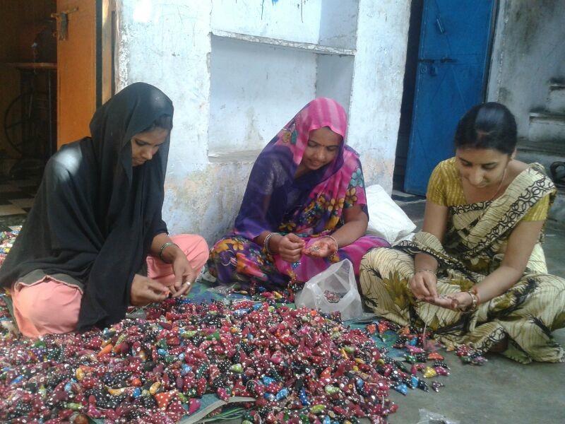 artisans making bird totas